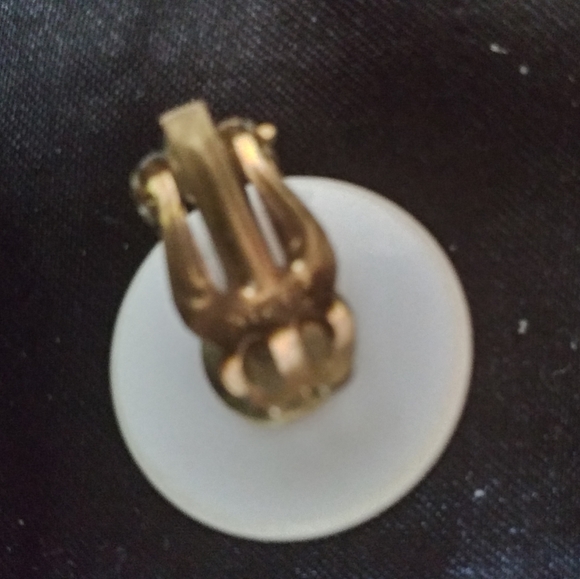 Vintage large white circle gold clipon earrings - Picture 5 of 6